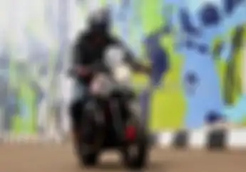 Enam Trik Cara Bawa Motor Moto Guzzi V7 II Racer