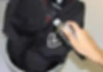 Jangan Dicuci, Cukup Lakukan Ini Untuk Bersihkan Jaket Berbahan Mesh