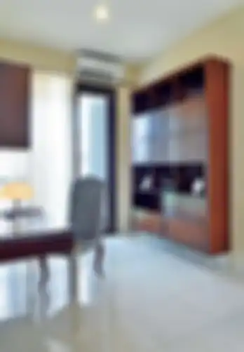 Menghaluskan kesan klasik, finishing bernuansa kayu dipadu besi stainless modern.