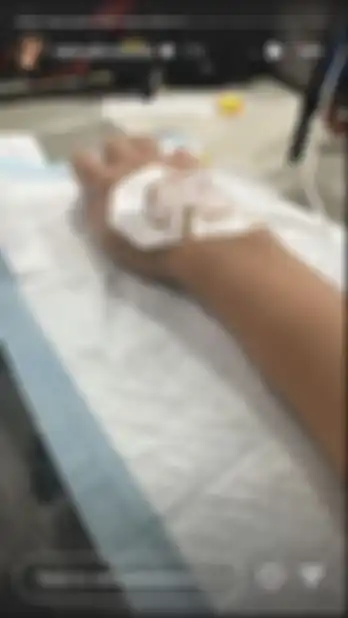 Nathalie Holscher membagikan dirinya tengah sakit dan diinfus.