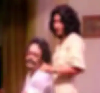 Foto mesra dengan Rhoma Irama, Yati Octavia kini berjualan ayam bakar dan matabak bersama sang suami, Pangky Suwito.