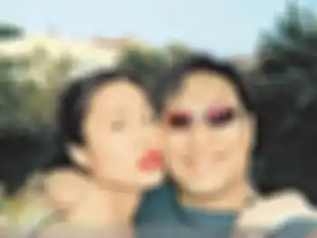 La Trieu Huy bersama salah satu kekasihnya.
