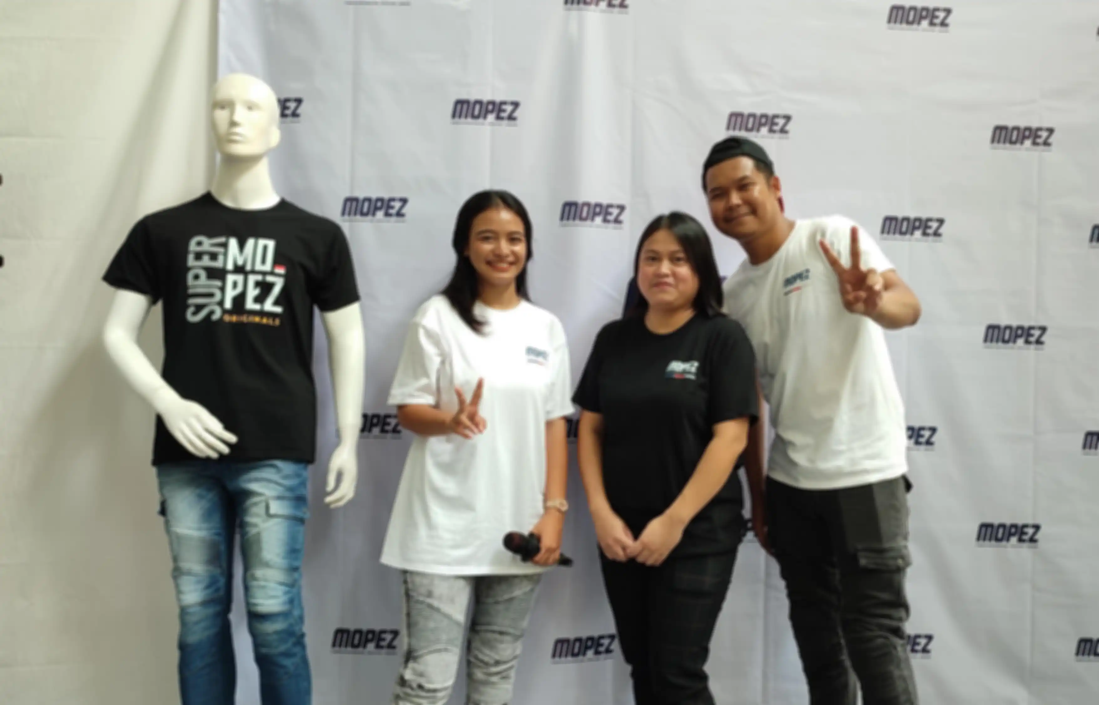 Founder dan Owner Mopez, Helina Rahmawani beserta Brand Ambassador, Mblo Rizki dan Gurun Sahara.