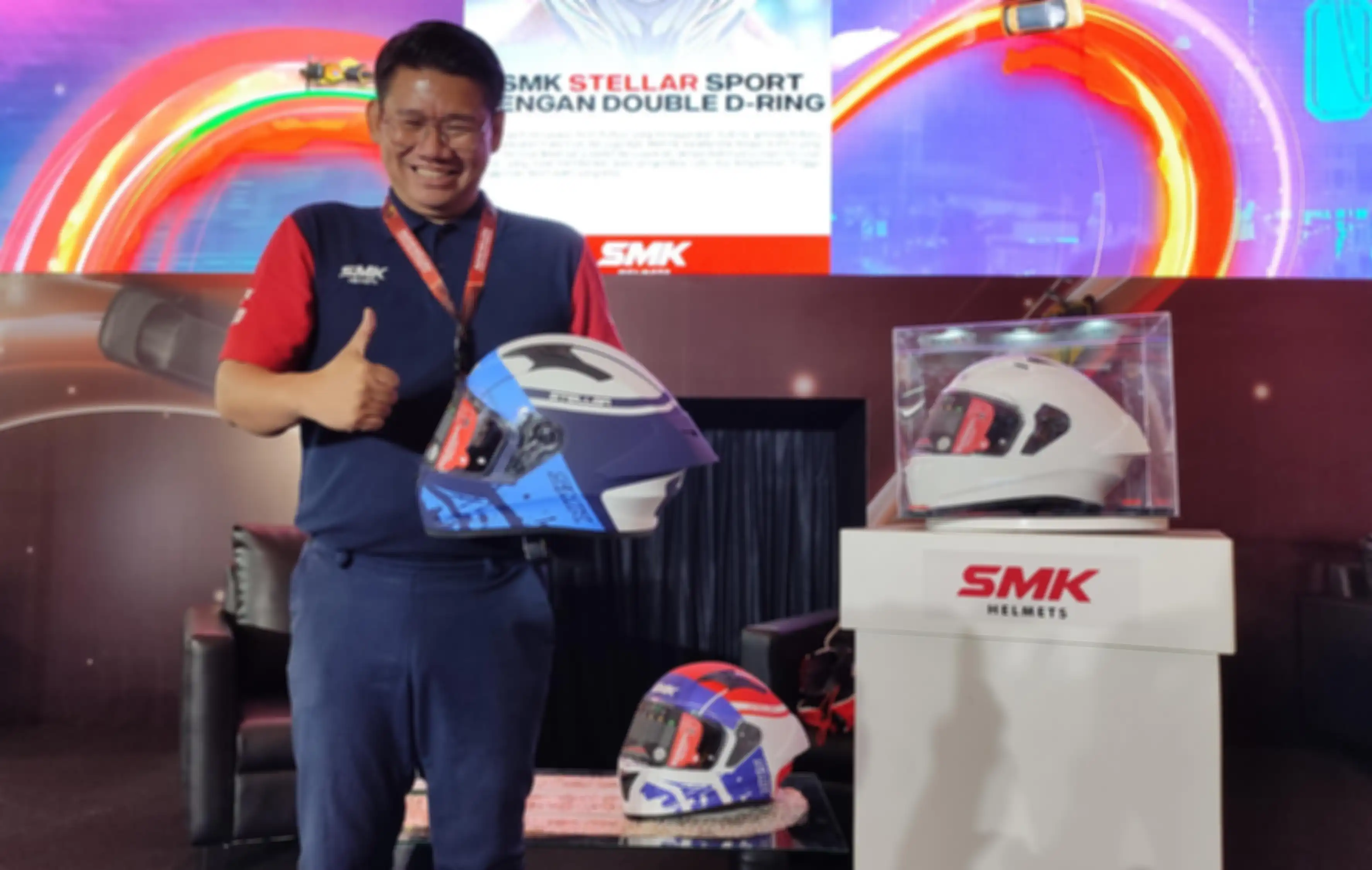 Boy Septa Wirawan, General Manager Brand SMK & Studds, merilis helm SMK Stellar Sport di IIMS 2024.