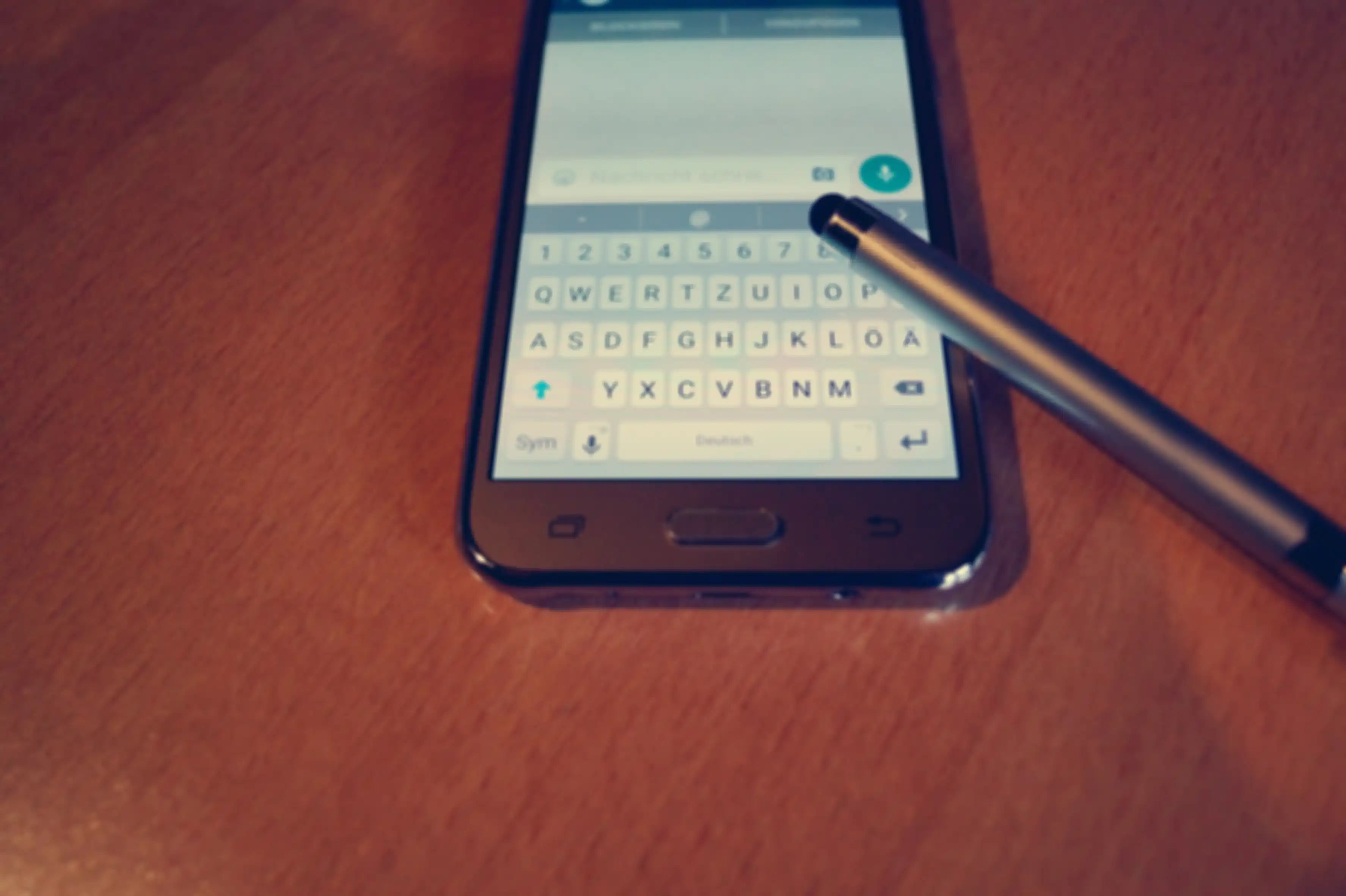 Ilsutrasi Mengetik di Whatsapp