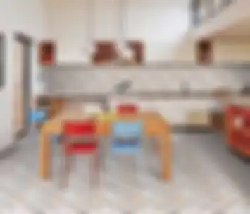Makan bersama sambil mengenang suasana jadul di rumah nenek moyang dengan hadinya keramik vintage pada dinding dan lantai.
