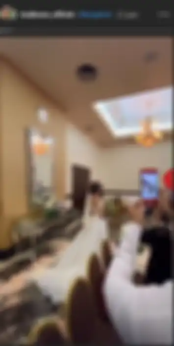 Sheila Marcia dan ayahnya menuju mimbar pemberkatan.