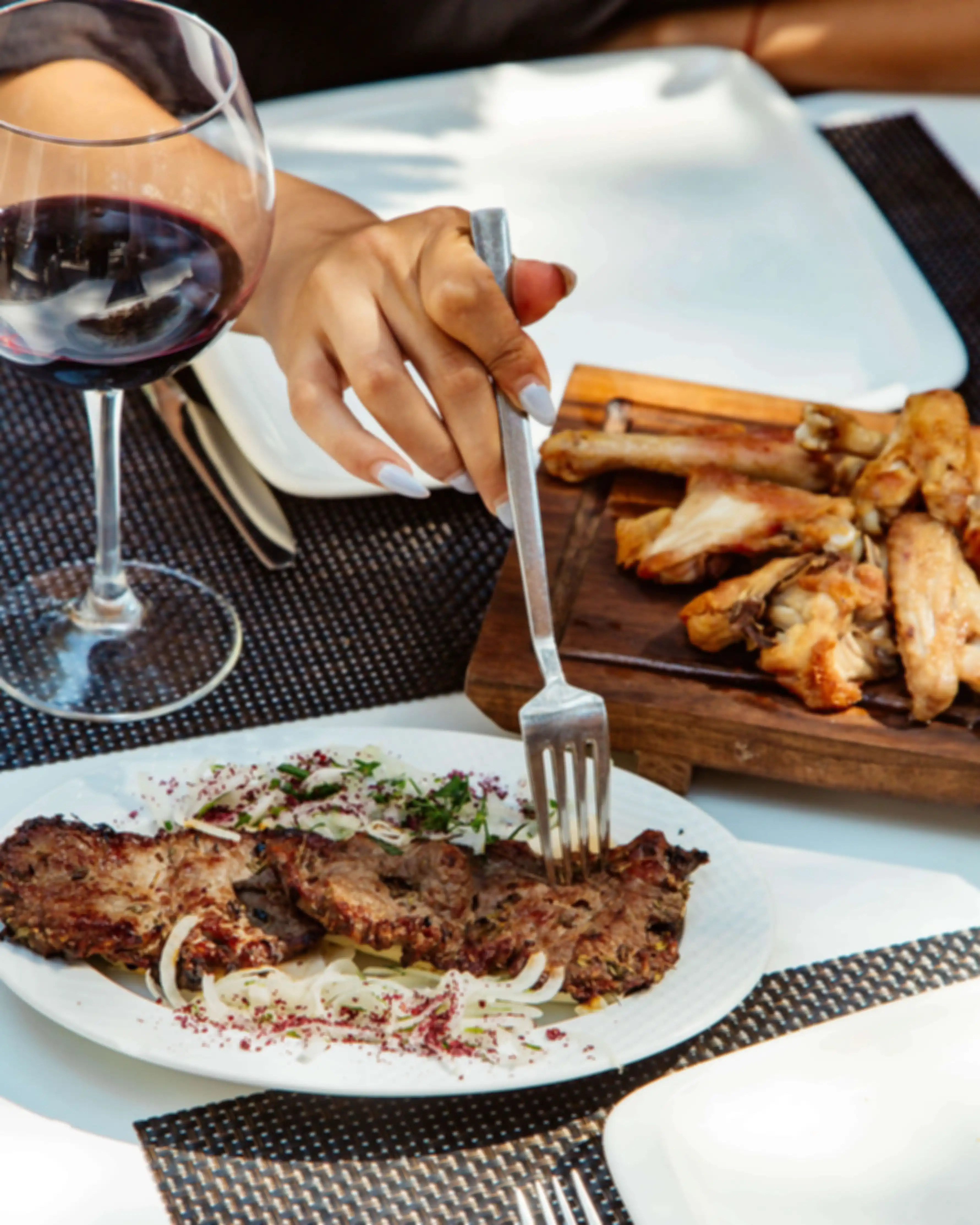 Ingin Kulit Glowing? Eits, Ini Daftar Makanan Enak yang Harus Dihindari: Daging Bakar