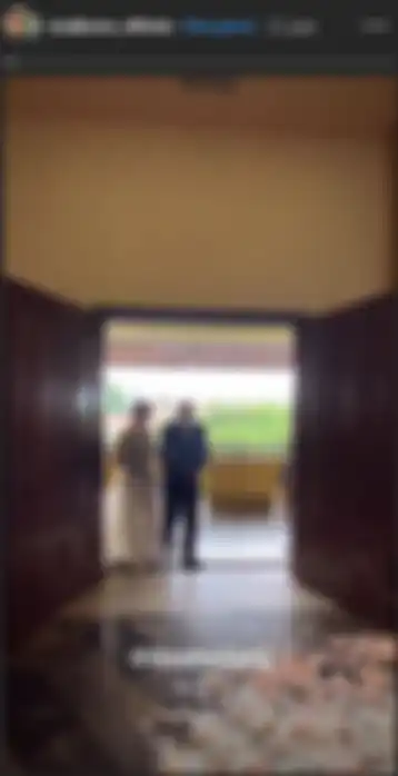 Sheila Marcia dan sang ayah memasuki lokasi pernikahan.