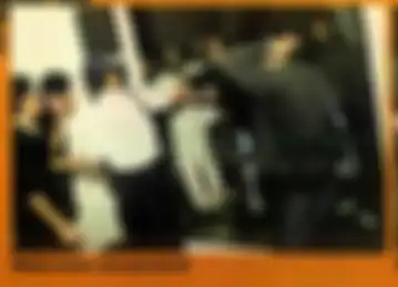 Pintu kaca teater yang pecah waktu acara grand final The Dreamband 2004