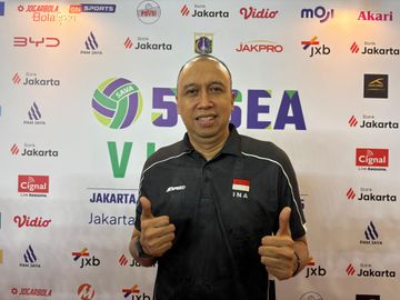 Asisten Pelatih Timnas Voli Indonesia, Erwin Rusni, usai laga SEA V League yang diselenggarakan di Jakarta International Velodrome, Rawangun, Jakarta Timur, Rabu (16/7/2025).