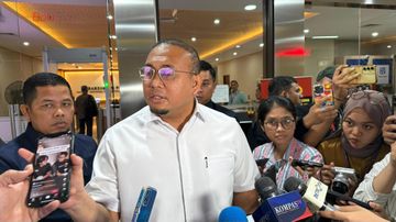 Penasihat klub Semen Padang FC, Andre Rosiade, saat memberikan keterangan kepada awak media, di Bareskrim Polri, Jakara, Jumat (8/8/2025).