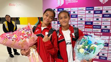 Duo Kembar di timnas putri U-16 Indonesia, Jazlyn Kayla Firyal (kiri) dan Jezlyn Kayla Azkha (kanan) usai berlaga lawan Timor Leste di Stadion Manahan, Solo, pada Rabu (20/8/2025).