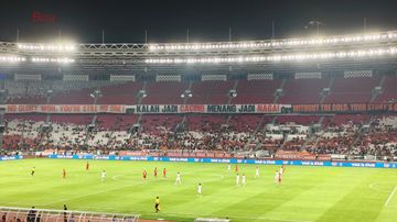 Spanduk protes dari suporter Persija Jakarta, The Jakmania dalam laga pekan ke-30 Super League 2025/2026 melawan Persis Solo, di Stadion Utama Gelora Bung Karno (SUGBK), Jakarta, Senin (27/4/2026).