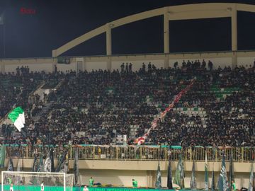 Suporter PSS Sleman memenuhi Stadion Maguwoharjo, Yogyakarta untuk memberikan dukungan penuh dalam laga final Championship 2025/2026 melawan Garudayaksa FC, Sabtu (9/5/2026).