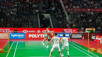 Pasangan ganda putra Indonesia, Raymond Indra/Nikolaus Joaquin, pada babak 16 besar Indonesia Open 2026 menghadapi Aaron Chia/Soh Wooi Yik (Malaysia) di Istora Senayan, Jakarta, Kamis (4/6/2026).