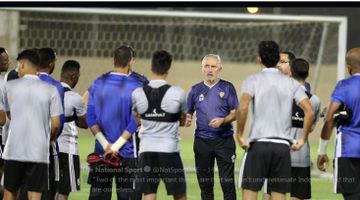 Bert van Marwijk memimpin sesi latihan timnas Uni Emirat Arab.