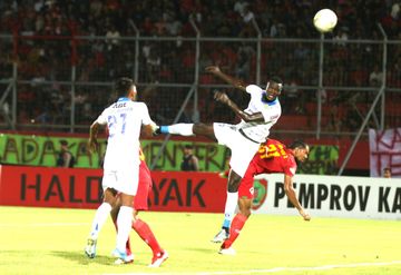 Penyerang Persib Bandung, Ezechiel N'Douassel (kedua dari kanan), berduel dengan bek Kalteng Putra, Abdul Rahman Abanda (paling kanan), dalam lanjutan Liga 1 2019 di Stadion Tuah Pahoe, Palangkaraya, Jumat (1/11/2019).