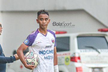 Bek sayap kiri Persita Tangerang, Dallen Doke, sedang memegang bola dalam laga pekan ketiga Liga 1 2021 di Stadion Pakansari, Bogor, Jawa Barat, 17 September 2021.