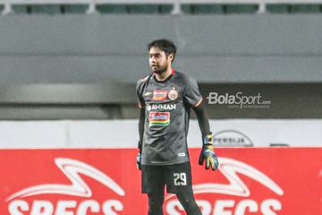 Kiper Persija Jakarta, Adixi Lenzivio, sedang bertanding dalam laga pekan kelima Liga 1 2021 di Stadion Pakansari, Bogor, Jawa Barat, 28 September 2021.