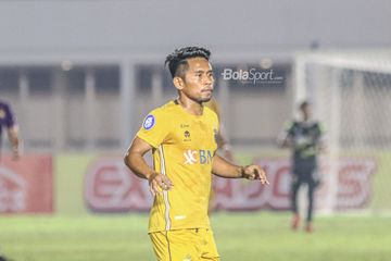 Pemain sayap kanan Bhayangkara FC, Andik Vermansah, sedang bertanding dalam laga pekan kelima Liga 1 2021 di Stadion Madya, Senayan, Jakarta, 29 September 2021.