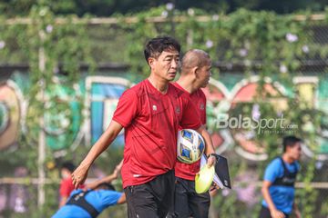 Mantan Pelatih kiper timnas Indonesia, Kim Bong-soo, sedang mempersiapkan menu latihan di Lapangan G (Panahan), Senayan, Jakarta, 2 Oktober 2021.