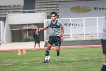 Ahmad Agung Setia Budi sedang menggiring bola dalam pemusatan latihan timnas Indonesia di Stadion Madya, Senayan, Jakarta, 10 November 2021.
