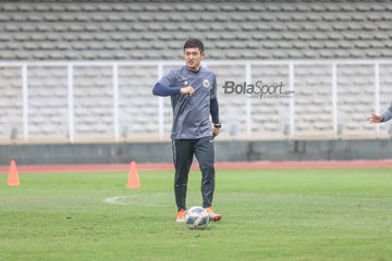 Asisten pelatih timnas Indonesia, Shin Sang-gyu, nampak sedang memberikan arahan kepada para pemainnya di Stadion Madya, Senayan, Jakarta, 10 November 2021.
