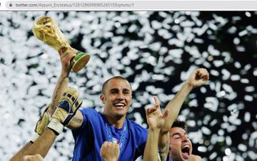 Fabio Cannavaro saat merayakan gelar juara Piala Dunia 2006 bersama timnas Italia.