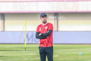 Pelatih Dewa United, Nil Maizar, sedang memantau para pemainnya berlatih di Stadion Indomilk Arena, Tangerang, Banten, 6 Agustus 2022.