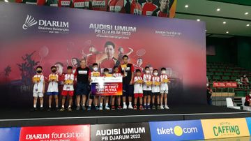 Peraih Super Tiket kategori U-11 putra dalam Audisi Umum PB Djarum 2022 berpose dengan Hastomo Arbi dan Tontowi Ahmad di GOR Djarum Jati, Kudus, Minggu (23/10/2022).