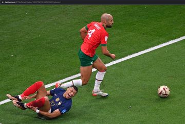 Gelandang timnas Maroko, Sofyan Amrabat, saat berhasil merebut bola dari striker timnas Prancis, Kylian Mbappe, pada partai semifinal Piala Dunia 2022, Rabu (14/12/2022).