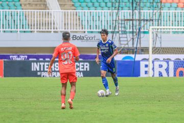 Bek Persib Bandung, Kakang Rudianto (kanan), sedang menguasai bola dalam laga pekan ke-20 Liga 1 2022 di Stadion Pakansari, Bogor, Jawa Barat, 26 Januari 2023.