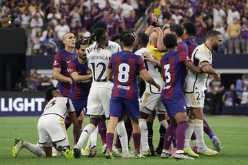 Para pemain Barcelona dan Real Madrid terlibat keributan dalam laga pramusim bertajuk El Clasico di AT&T Stadium, Texas pada Minggu (30/7/2023) pagi hari WIB.