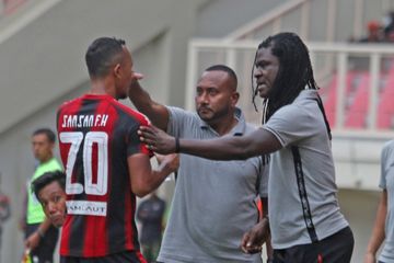 Yan Permenas Mandenas (tengah) saat masih menjadi manajer Persipura Jayapura.