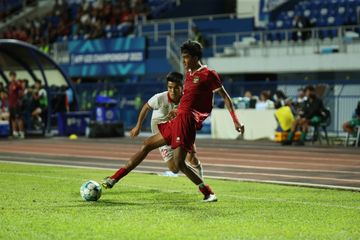 Pemain timnas U-23 Indonesia, Muhammad Ragil, sedang menguasai bola dalam laga final Piala AFF U-23 2023 melawan timnas U-23 Vietnam di Rayong Province Stadium, Thailand, Sabtu (26/8/2023).