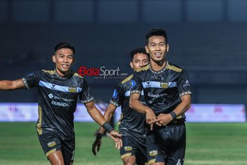 Agung Mannan (kanan) sedang melakukan selebrasi seusai mencetak gol dalam laga pekan ke-12 Liga 1 2023 antara Dewa United versus Bhayangkara FC di Stadion Indomilk Arena, Tangerang, Banten, Jumat (15/9/2023).
