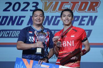 Jonatan Christie bersama pelatih tunggal putra Indonesia, Harry Hartono saat berpose di podium juara Hong Kong Open 2023, di Hong Kong Coliseum, Kowloon, Hong Kong, Minggu (17/9/2023).