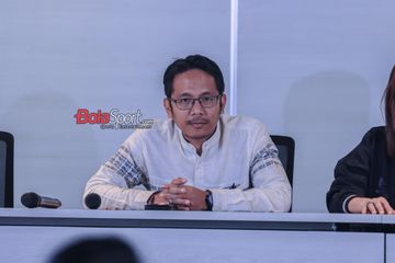 Akmal Marhali sedang memberikan keterangan kepada awak media dalam sesi jumpa pers Satgas Anti-Mafia Bola di Menara Danareksa, Gambir, Jakarta, Rabu (20/9/2023).