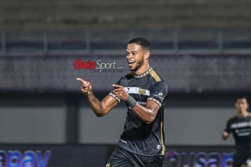Striker asing Dewa United, Alex Martins, sedang melakukan selebrasi seusai mencetak gol dalam laga pekan ke-15 Liga 1 2023 di Stadion Indomilk Arena, Tangerang, Banten, Jumat (6/10/2023) malam.