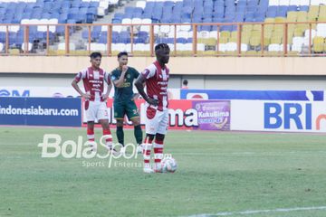 Striker asing Persis Solo, Moussa Sidibe, sedang menendang bola dalam laga pekan ke-15 Liga 1 2023 di Stadion Wibawa Mukti, Cikarang, Jumat (6/10/2023) Sore.