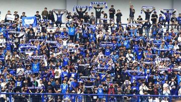 Aksi Bobotoh birukan tribun Persib Bandung.