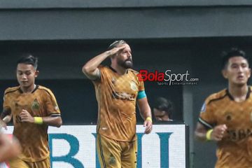 Henry Matias Mier Codina sedang melakukan selebrasi seusai mencetak gol dalam laga pekan ke-20 Liga 1 2023 antara Persija Jakarta versus Bhayangkara FC di Stadion Patriot Candrabhaga, Bekasi, Jawa Barat, Senin (27/11/2023) malam.