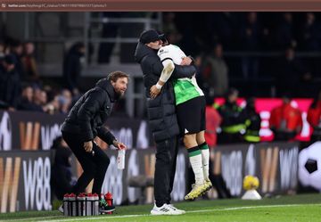 Juergen Klopp memberikan pelukan kepada Wataru Endo seusai laga Burnley vs Liverpool di Stadion Turf Moor, Selasa (26/12/2023).