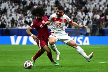 Akram Afif (kiri) saat membela timnas Qatar dalam pertandingan Grup A Piala Asia 2023 melawan Lebanon di Stadion Lusail, Doha, Qatar, 12 Januari 2024.