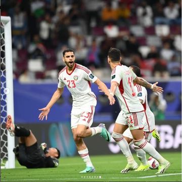 Selebrasi Striker Uni Emirat Arab, Sultan Adill Alamiri saat mencetak gol ke gawang Hong Kong dalam laga perdana grup C Piala Asia 2023, Minggu (14/1/2024).