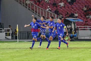 Pemain timnas U-20 Thailand, Paripan Wongsa (kiri), melakukan selebrasi seusai mencetak gol ke gawang timnas U-20 Indonesia di Stadion Utama Gelora Bung Karno, Senayan, Jakarta, Jumat (26/1/2024). 