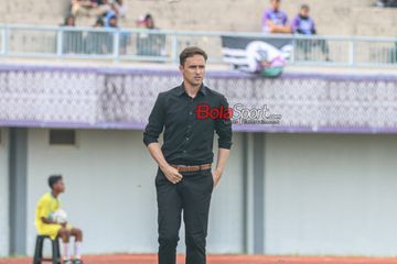 Pelatih Persebaya Surabaya, Paul Munster, sedang memantau para pemainnya bertanding  di Stadion Indomilk Arena, Tangerang, Banten, Jumat (23/2/2024).