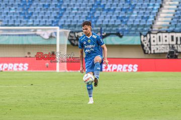Bek sayap kiri Persib Bandung, Rezaldi Hehanussa, sedang menguasai bola saat bertanding di Stadion Si Jalak Harupat, Bandung, Jawa Barat, Sabtu (9/3/2024) siang.