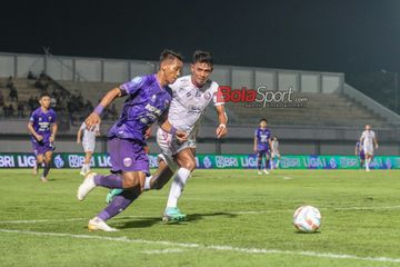 Muhammad Toha (kiri) sedang berebut bola dengan Dedik Setiawan (kanan) dalam laga pekan ke-29 Liga 1 2023 antara Persita Tangerang versus Arema FC di Stadion Indomilk Arena, Tangerang, Banten, Rabu (13/3/2024) malam.